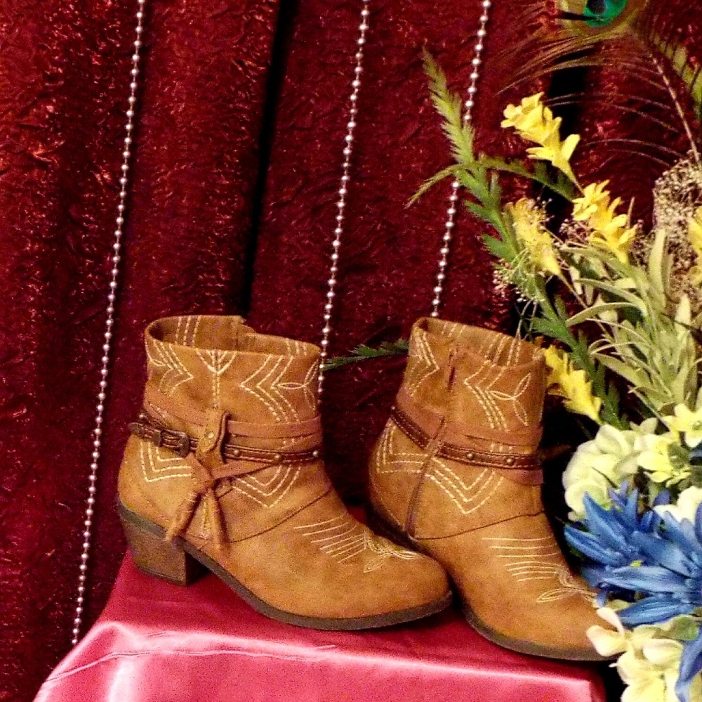 Adorable ankle boot